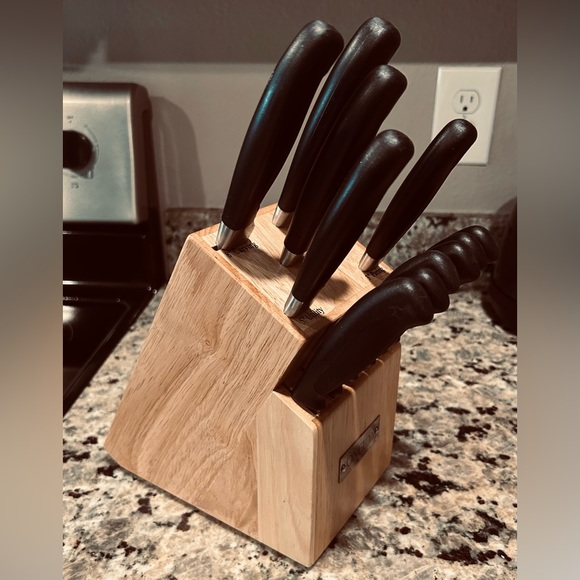 Oneida Knives 11 Set with Wooden Block Storage - Picture 3 of 4